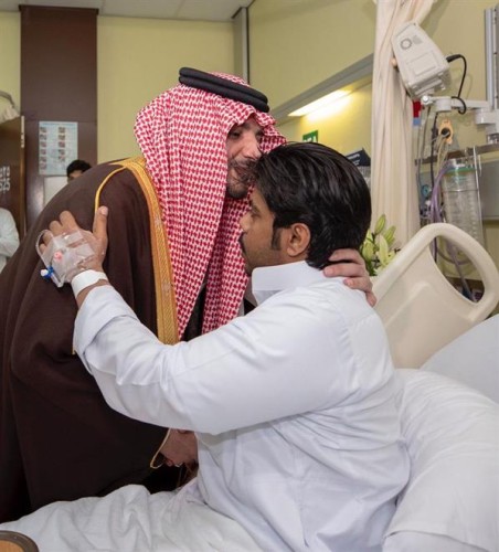 بالصور.. وزير الداخلية يزور رجال الأمن الذين أصيبوا أثناء تصديهم للهجوم الإرهابي في الزلفي