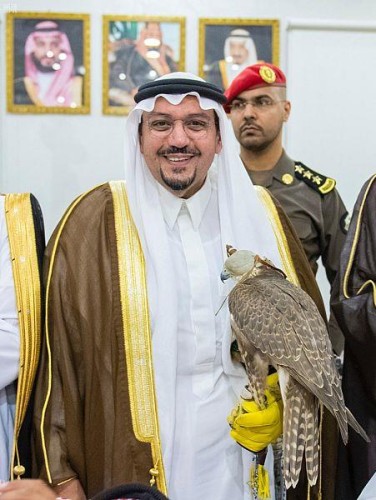 أمير القصيم يحمل صقراً في يده خلال مهرجان للصقور بالأسياح.. ويوجه بإقامة سوق للطيور النادرة