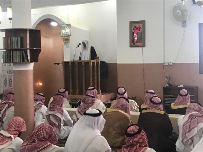 صور.. أمير عسير يصلي الجمعة خلف إمام النماص المطعون ويعزيه في وفاة والده