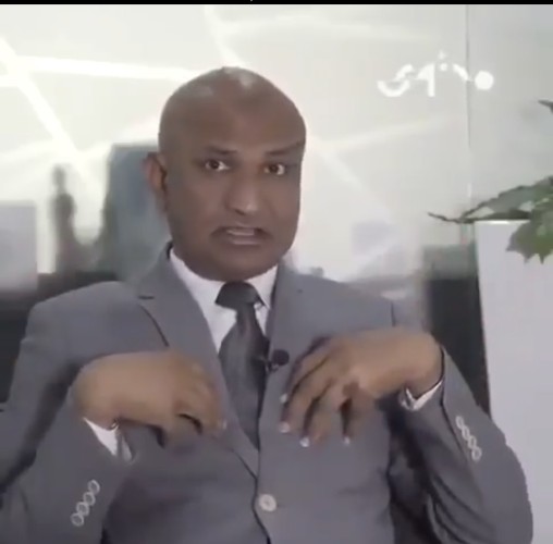 شاهد : هندي لا يتكلم إلا بالفصحى فقط !