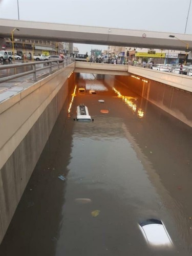 «بالفيديو» سحابة غريبة في سماء الدمام.. والأمطار تغمر السيارات وتغلق نفقاً بطريق الملك فهد