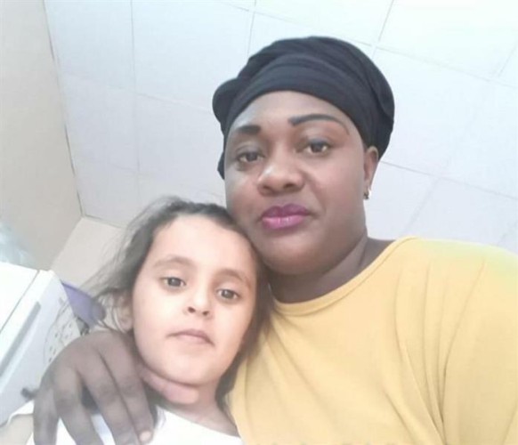 مواطن يسلم عاملته المنزلية لمكتب الاستقدام فور انتشار صورتها وهي تهدد ابنته بالذبح