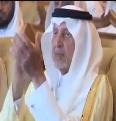 فيديو.. تصفيق حار من الأمير خالد الفيصل لشاب ألقى كلمة ارتجالية قوية