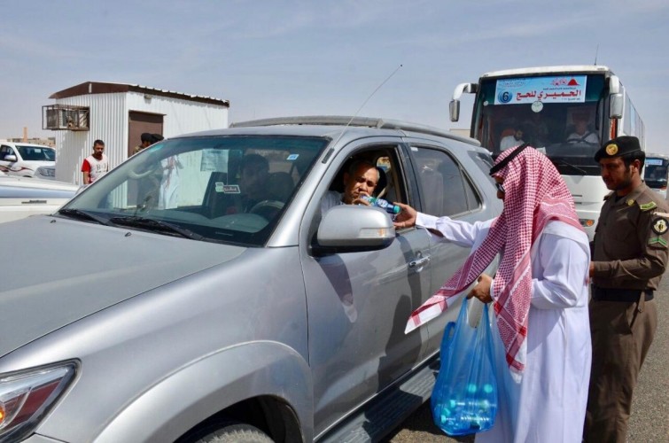 محافظة ضرية تواصل توزيع عبوات المياه المبردة على الحجاج