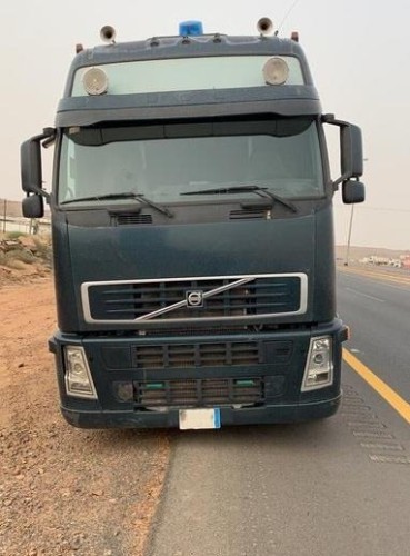 فيديو وصور.. الإطاحة بسائق شاحنة تخطى الرصيف بشكل مخالف بأحد أحياء الرياض