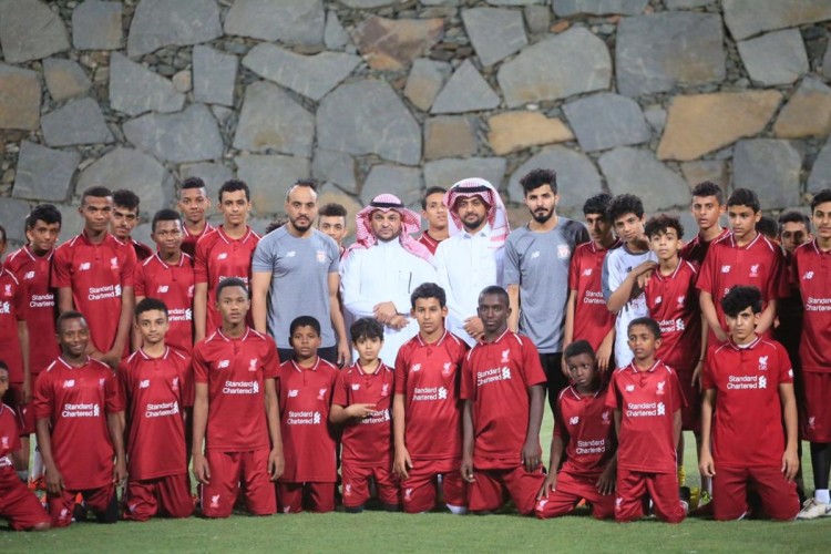 بالصور – الطاير يقوم بزيارة خاصة لأكاديمية ليفربول ببحر أبو سكينة