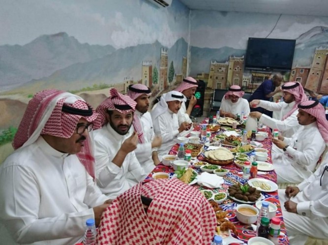 مجمع الأمل بالرياض يقيم إفطارا جماعيا لنزلائه بمشاركة مجموعة من الممثلين السعوديين