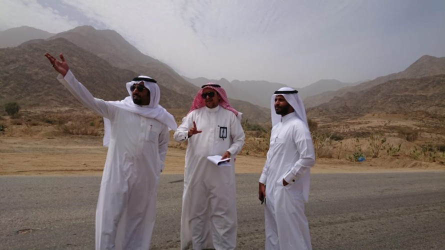 رئيس مركز عمود يعقد اجتماع بسعادة مدير فرع وزارة الاسكان بالمنطقة