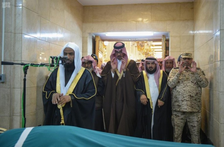 بالصور.. نائب أمير المدينة يؤدي صلاة الميت على شهيد الواجب العريف بالحرس الوطني متعب الحربي