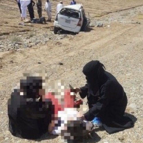 ممرضة تسعف سيدة وابنتها تعرضتاً لحادث على طريق المدينة – مكة (صور)