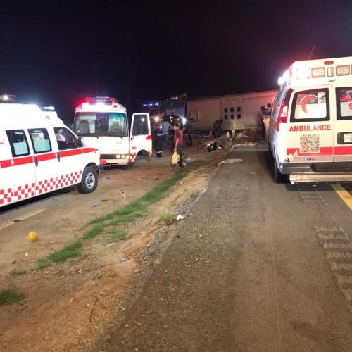 الهلال الأحمر السعودي يباشر حادث انقلاب حافلة وينتج عنه ٥٢ حالة على طريق مكة بمنطقة الرياض