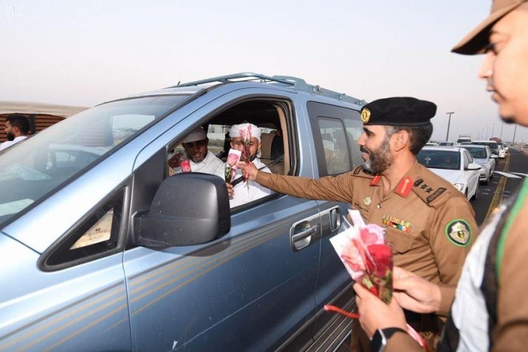 صور.. رجال المرور بالمدينة يستقبلون طلائع الحجاج بالورود والهدايا