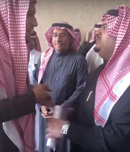 شاهد.. نائب أمير الرياض لمواطن استوقفه لطلب مساعدته: “ولا يهمك.. طال عمرك”