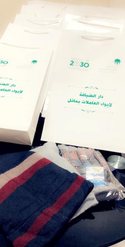 “فاعل خير” توزع كسوة الشتاء علی العاملات المنزلية بحائل