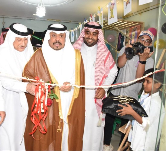 محافظ بيش يفتتح بازار ايادينا ببيش ويوعدهم بالمقر