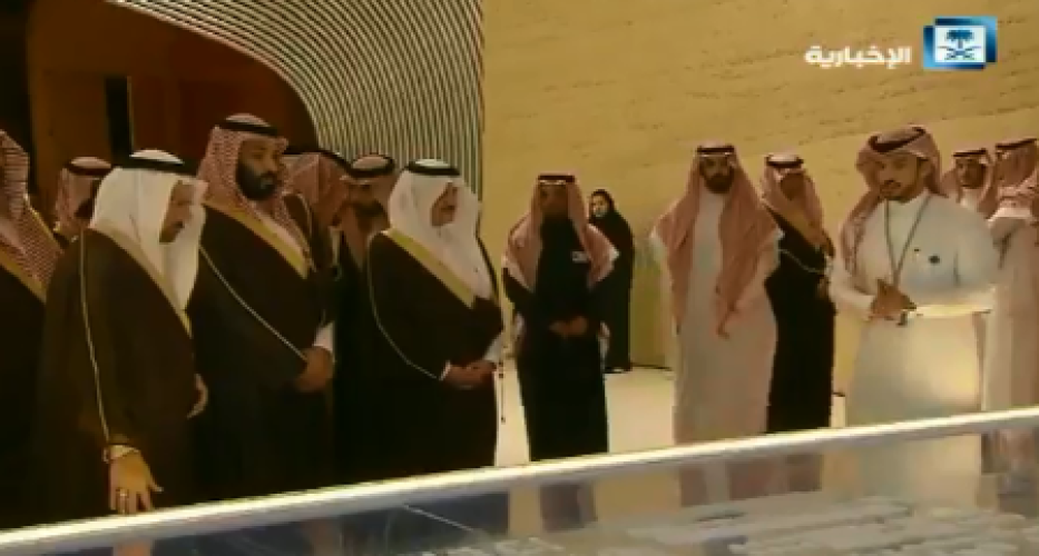 بالفيديو.. ولي العهد يمازح أحد الموظفين خلال تدشين مدينة الملك سلمان للطاقة