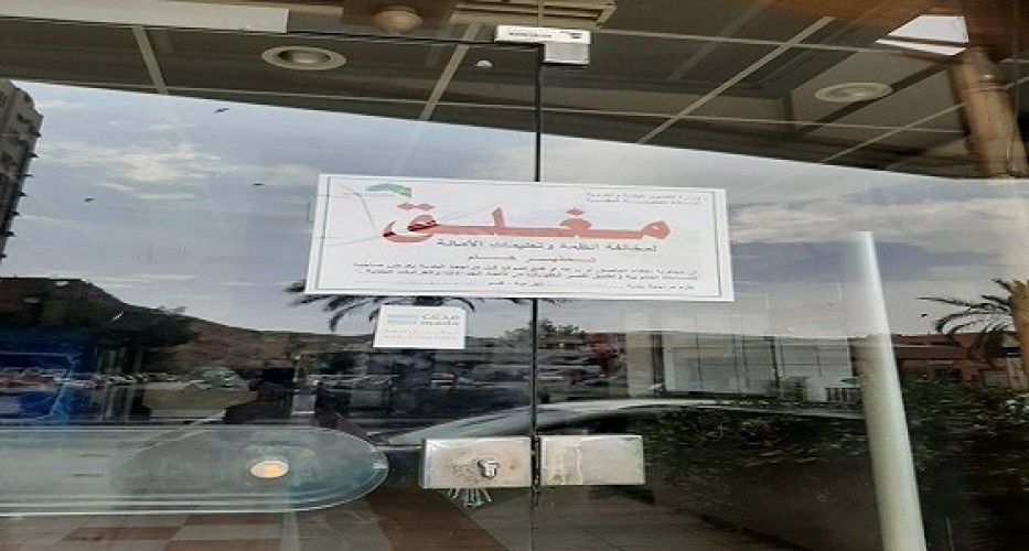 بالفيديو..وجبة عشاء بـ”الصراصير” تتسبب بإغلاق 6 فروع لــ “مطعم شهير في مكة!