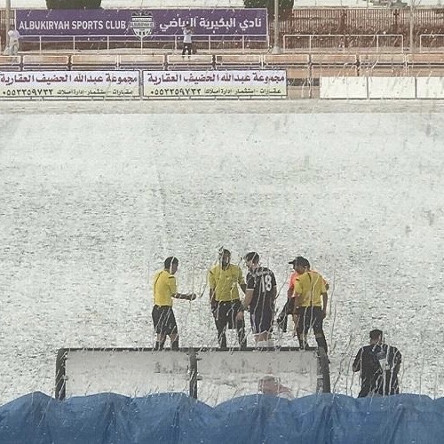 شاهد.. البرد يتسبب في إلغاء مباراة نهائي دوري الدرجة الثانية .. واتحاد القدم يعلن عن الموعد الجديد