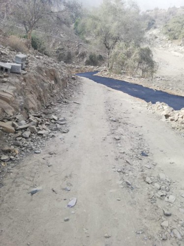 مواطن بجازان يسفلت طريقاً بكلفة 29 ألفاً.. أين ذهبت ميزانية الـ14مليوناً؟