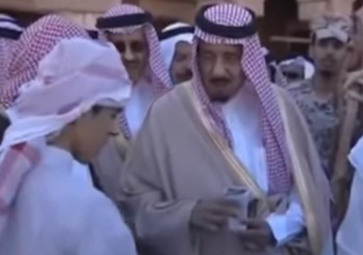 فيديو قديم يوثق ممازحة الملك سلمان لتاجر حطب بحوطة سدير قبل نحو 15 عاماً