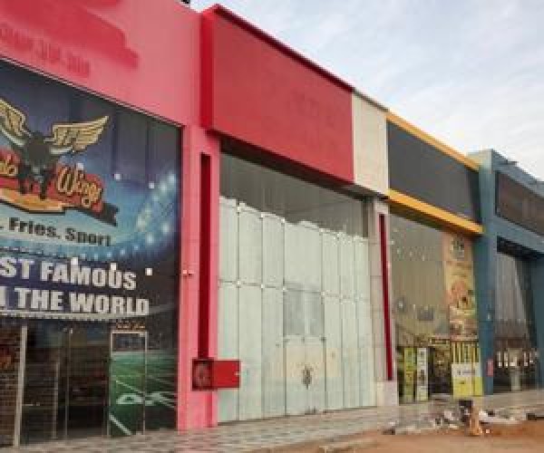 استبدال واجهات المحال التجارية بالمدينة لتوحيد هويتها ومعالجة التشوه البصري