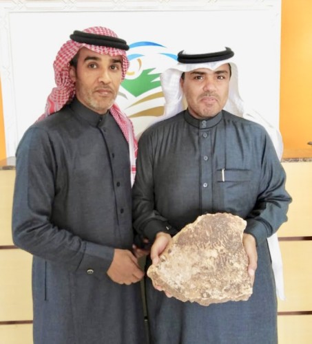 شابان يسلمان آحجار أثرية بنقوش تاريخية لسياحة الشمالية