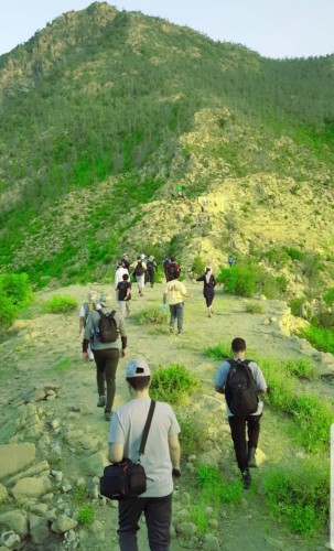 فريق هايكنج السعودية يعتلون قمة جبال الحشر في مسار غابات العرعر