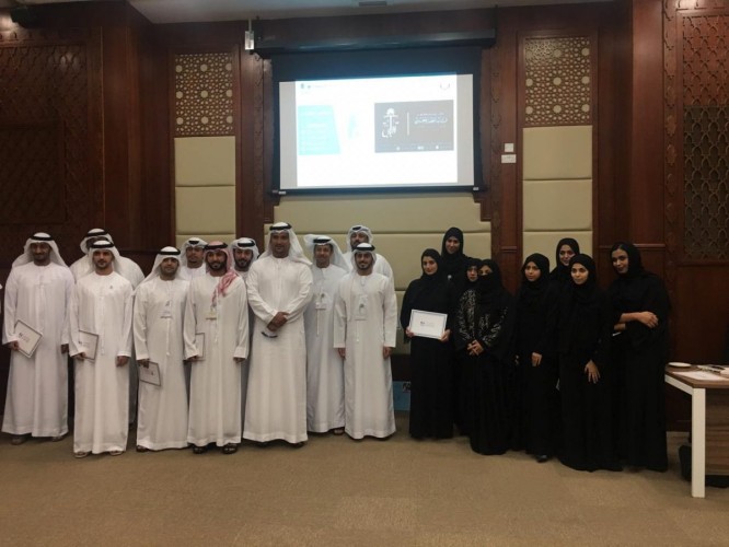 رباب المعبي تنقل التفكير الإيجابي وتكشف عن القدرات الكامنة لـ40 مشاركا في دائرة القضاء الإماراتية