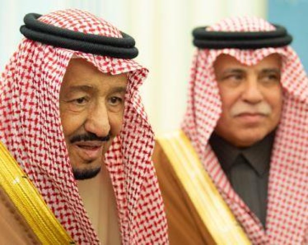 بالصور.. خادم الحرمين يستقبل كبار مسؤولي وزارة التجارة ورؤساء الغرف التجارية ورجال أعمال