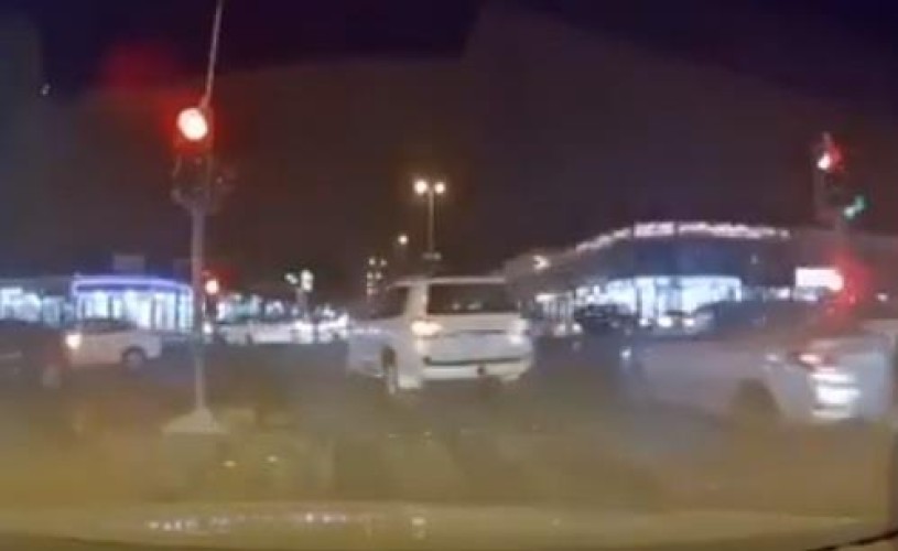 شاهد.. لعدم وجود “ساهر”.. قائدو مركبات يتجاوزون إشارة ضوئية مسببين ربكة مرورية