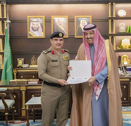بالصور.. أمير الباحة يكرم عدداً من ضباط وأفراد الشرطة لكشفهم عن لغز قضايا أمنية مهمة