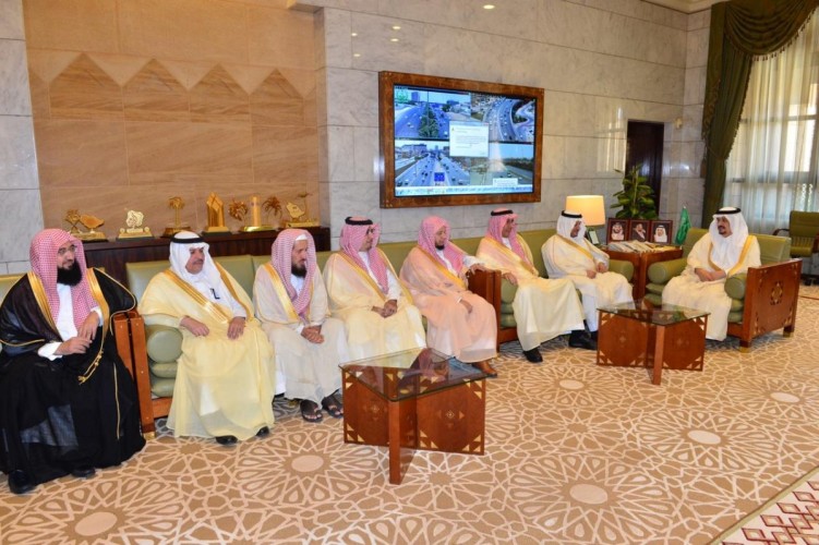 سمو أمير منطقة الرياض يستقبل المسؤولين المهنئين بالعيد الفطر المبارك