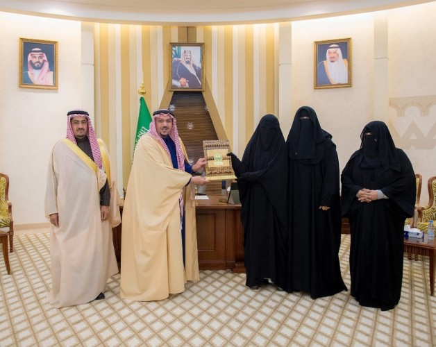 أمير القصيم يكرم الجندي أول “بشاير الرشيدي” لتميزها في أداء عملها