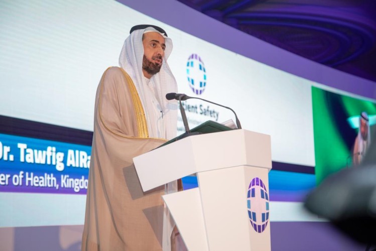 وزير الصحة يعلن إطلاق تطبيق الاستشارات الطبية للتواصل المرئي