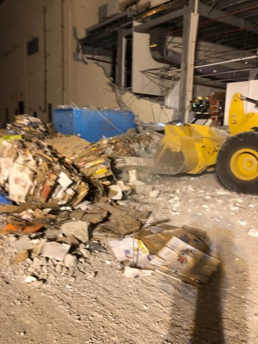 مدني الرس يباشر حادث سقوط جدار أحد الأسواق التجارية