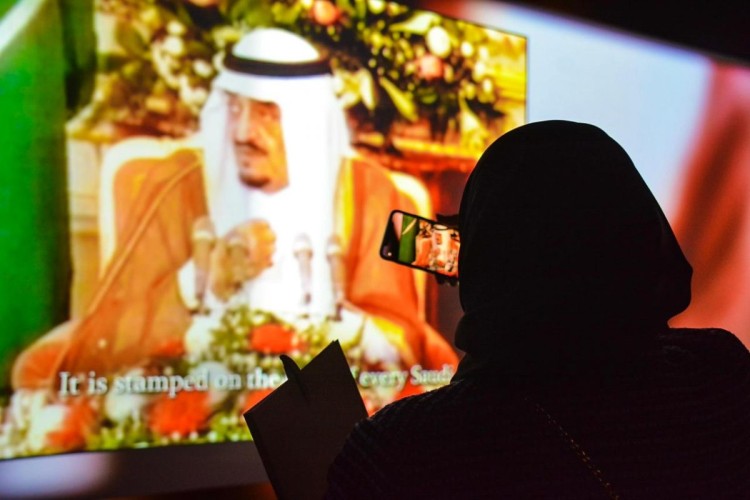 الزوار يتنافسون على توثيق رحلتهم بمعرض “الفهد.. روح وقيادة” عبر الأجهزة الذكية