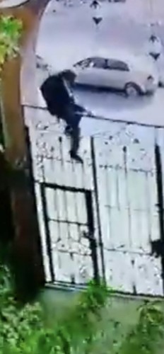 شاهد بالفيديو.. لص يتسلق منزل مواطن بمكة في عز الظهر والرعب “سمّر” العائلة