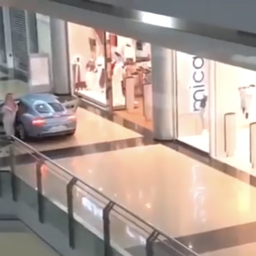 شاهد.. مواطن ثري يستأجر مول بالكامل في الرياض ويتجوّل فيه بسيارته الفارهة