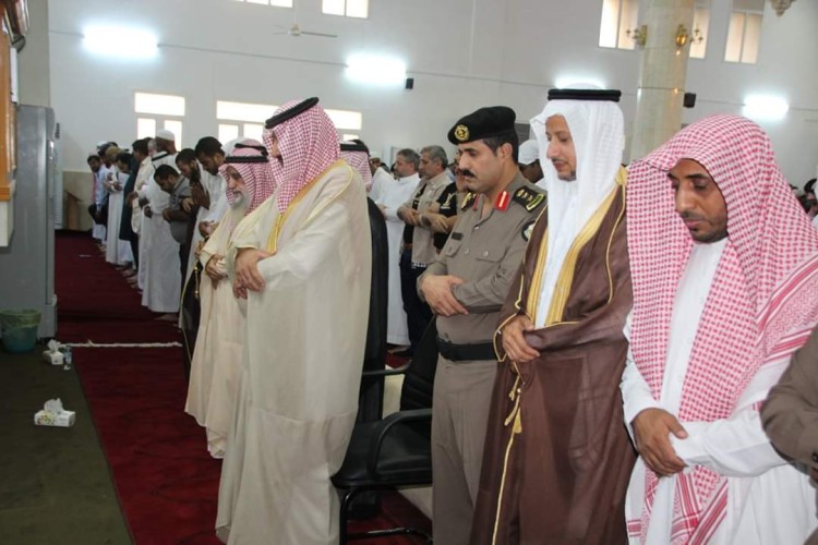 محافظ صامطة “زعلة” يتقدم المصلين في صلاة عيد الفطر المبارك