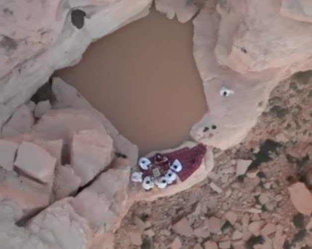 شاهد.. شبان يفطرون على حافة صخرية شاهقة في جبال طويق