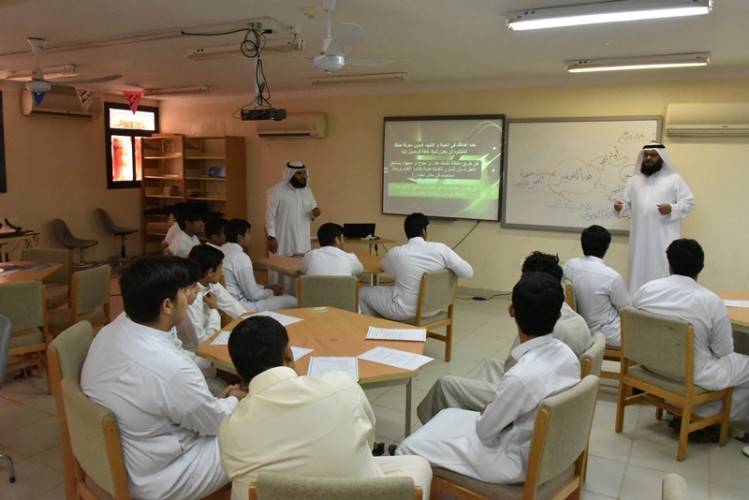 طلاب هديب يتدربون على فن التحفيز