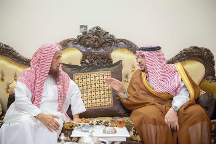 فيديو وصور.. أمير القصيم يعزي الشيخ عبدالكريم الخضير عضو هيئة كبار العلماء في وفاة شقيقه