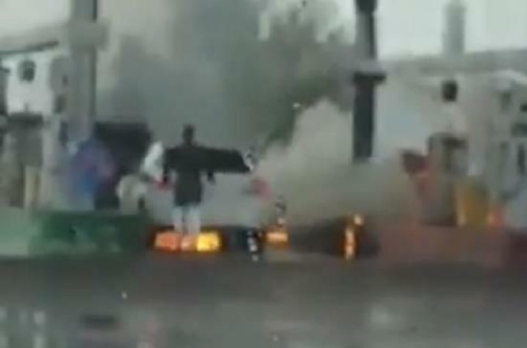 فيديو.. حريق في مضخة وقود بخيبر.. ومواطنون يخاطرون لإطفائه