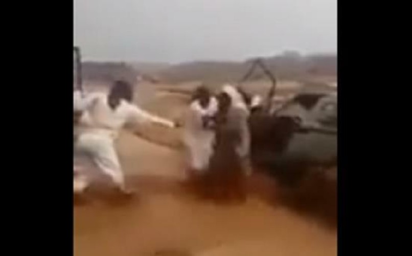 بالفيديو.. شبان ينقذون مسناً جرفت السيول مركبته بالعلا