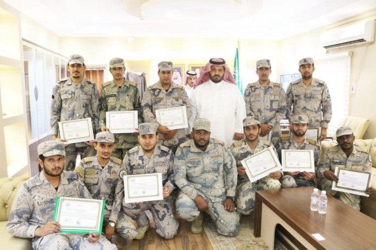 محافظ الداير يكرم عدد من رجال حرس الحدود تميزوا في أداء مهامهم