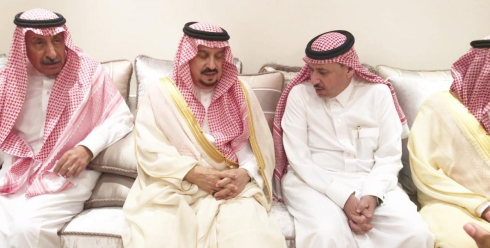 سمو أمير منطقة الرياض يقدم العزاء في وفاة سلطان بن قرمله – رحمه الله –