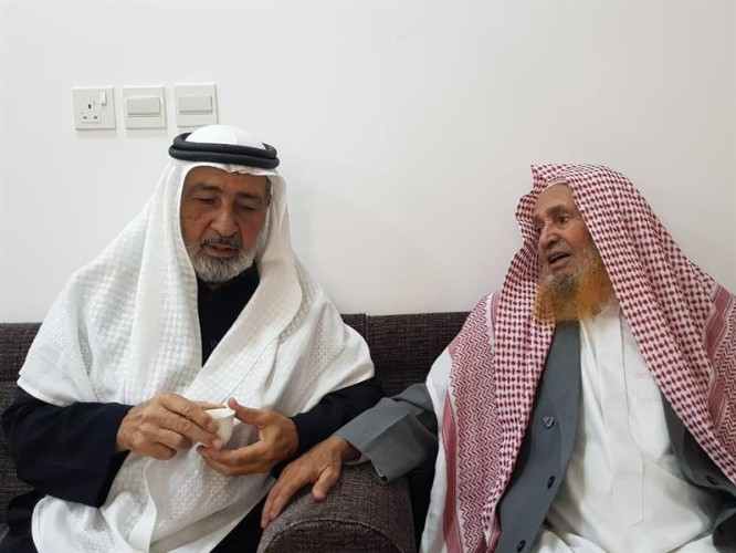 شاهد.. معلم أردني يزور قرية سعودية كان يدّرس بها قبل 50 عاماً ويلتقي بطلابه القدامى