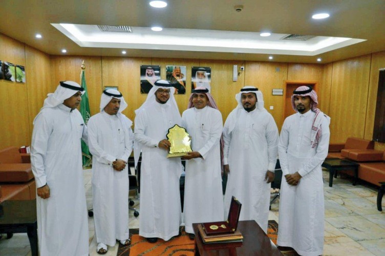 جستر جازان تمنح مدير تعليم صبيا العضوية الشرفية