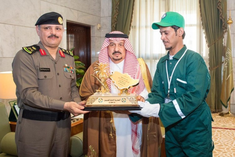 أمير الرياض يستقبل منسوبي مديرية السجون وعدداً من نزلاء السجون