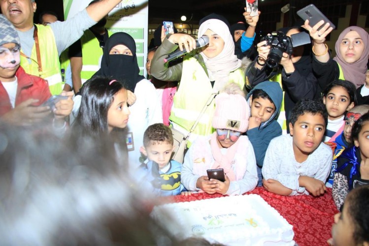 (في الخدمة) يدخل الفرح إلى قلوب مرضى أطفال السرطان بمستشفى الملك فهد التخصصي